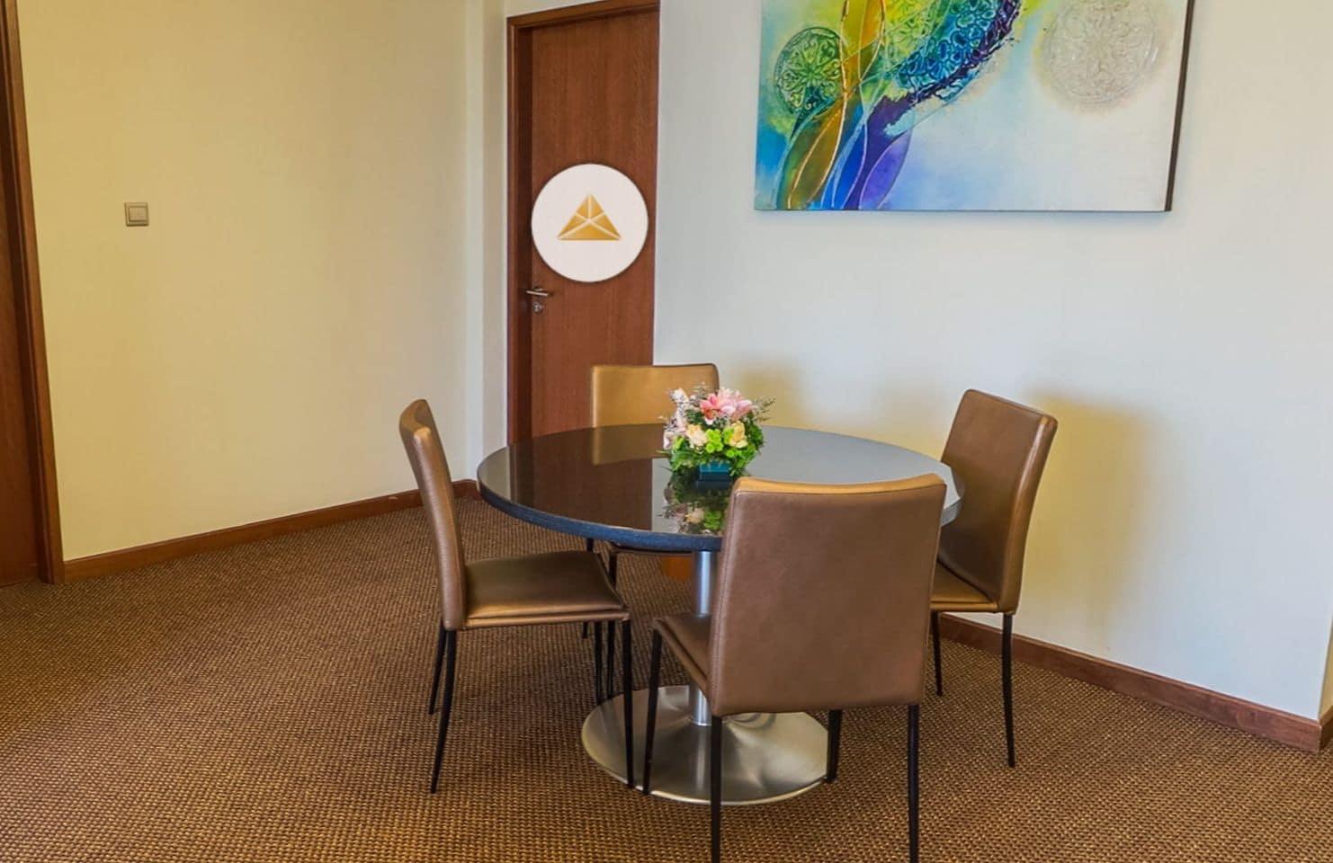 St Giles Gardens Hotel Kuala Lumpur Ngoại thất bức ảnh A table and chairs