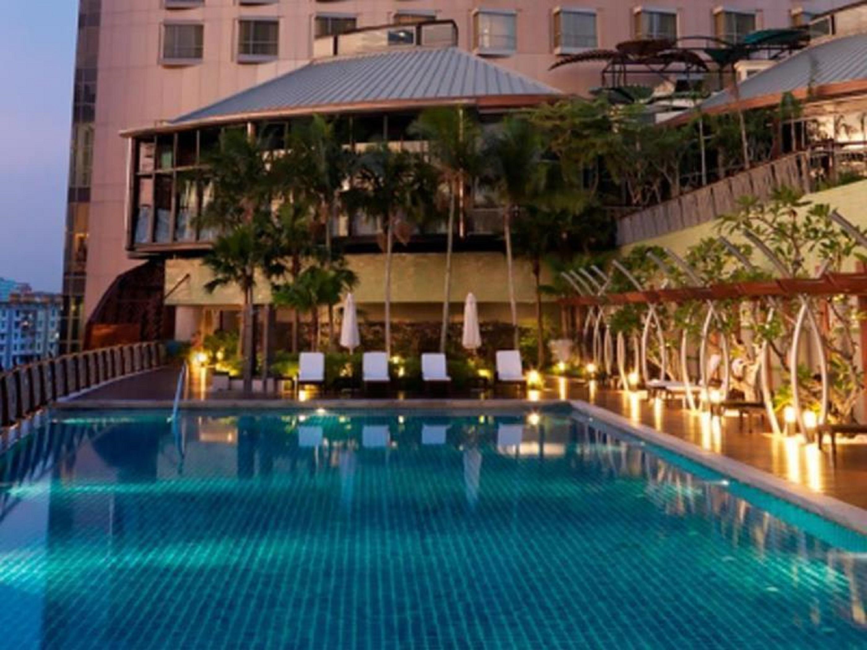 St Giles Gardens Hotel Kuala Lumpur Ngoại thất bức ảnh The swimming pool at the hotel