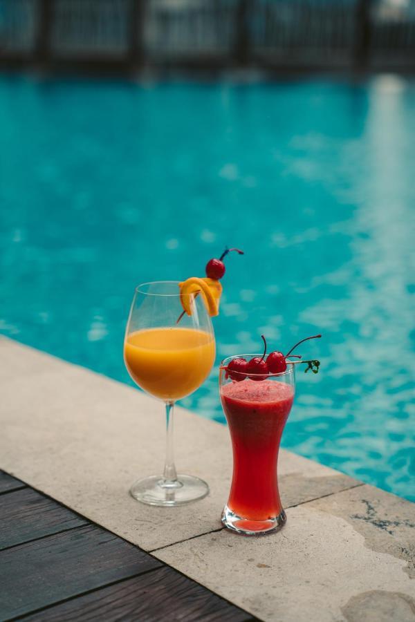 St Giles Gardens Hotel Kuala Lumpur Ngoại thất bức ảnh A mango lassi (left) and a strawberry lassi (right)
